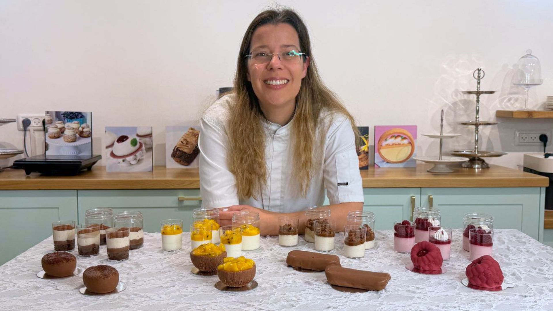 ניצן סלומון מאחורי שולחן קינוחי פירות קראנץ' בסטודיו בהרצליה